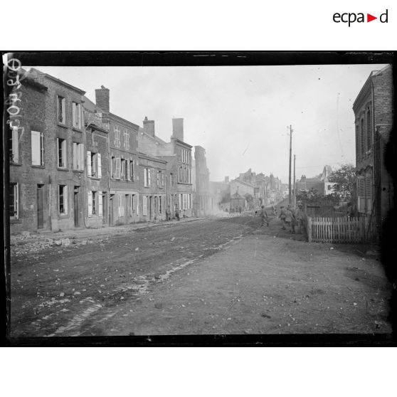 [Ruines et maison en feu en centre ville de Vouziers.]