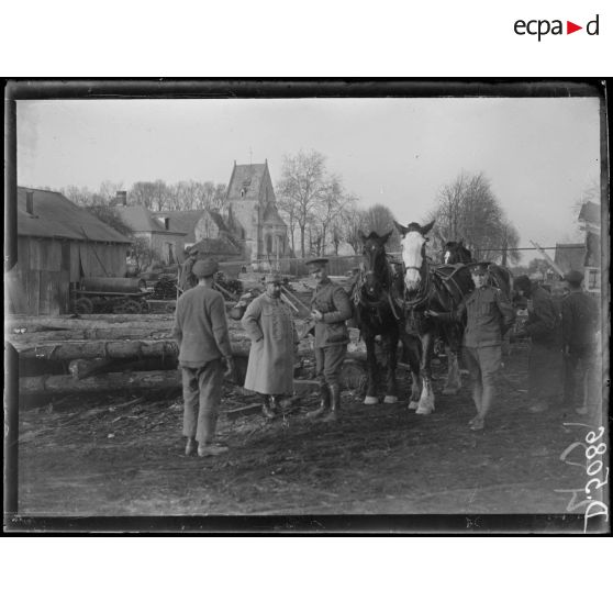 [Soldats canadiens participant à la coupe du bois].