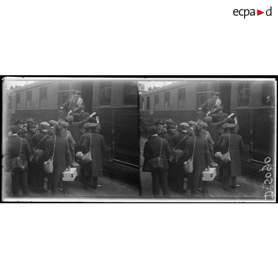 Paris, gare de Lyon. Départ de la classe 19. [légende d'origine]