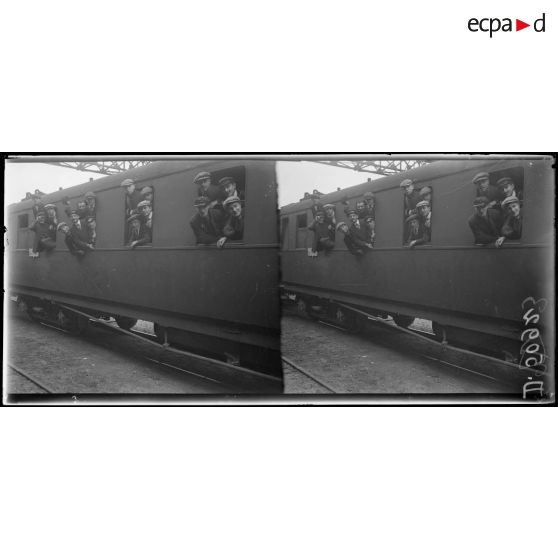 Paris, gare de Lyon. Départ de la classe 19. [légende d'origine]