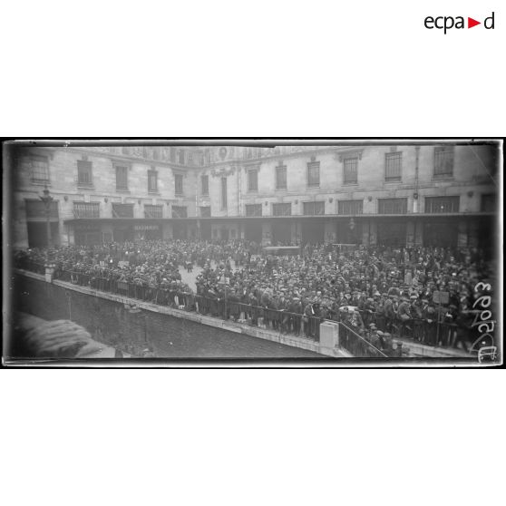 Paris, gare de Lyon. Départ de la classe 19, le rassemblement des conscrits. [légende d'origine]