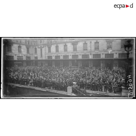 Paris, gare de Lyon. Départ de la classe 19, le rassemblement des conscrits. [légende d'origine]