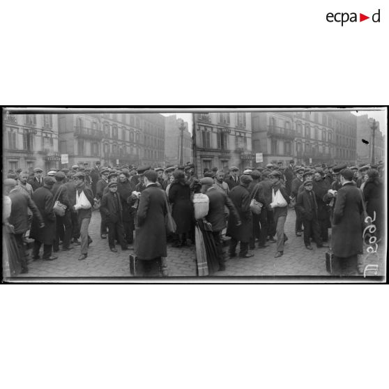 Paris, gare de Lyon. Départ de la classe 19, les groupes près de la gare. [légende d'origine]
