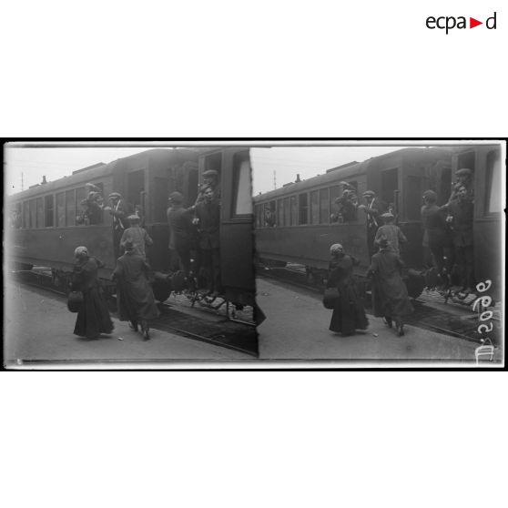 Paris, gare de Lyon. Départ de la classe 19. [légende d'origine]