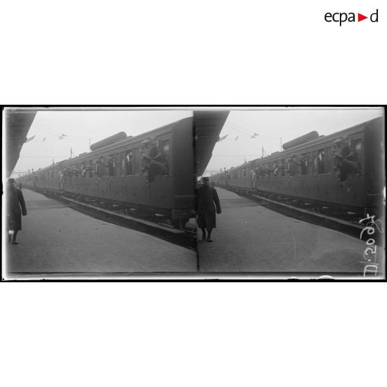 Paris, gare de Lyon. Départ de la classe 19. [légende d'origine]