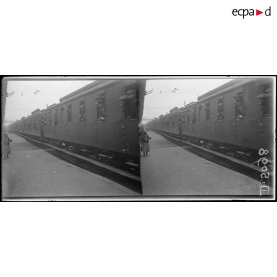 Paris, gare de Lyon. Départ de la classe 19. [légende d'origine]