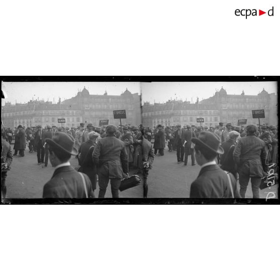Paris, gare Montparnasse. Départ de la classe 19, le rassemblement des conscrits autour de pancartes. [légende d'origine]