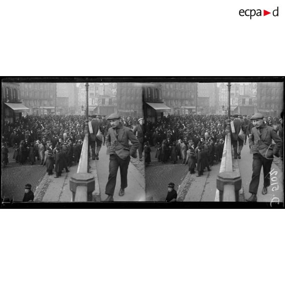 Paris, gare Montparnasse. Départ de la classe 19, les groupes autour de la gare. [légende d'origine]