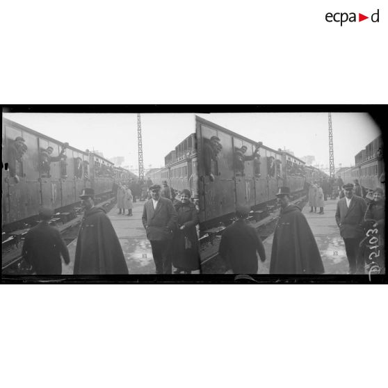 Paris, gare Montparnasse. Départ de la classe 19, un train de conscrit. [légende d'origine]