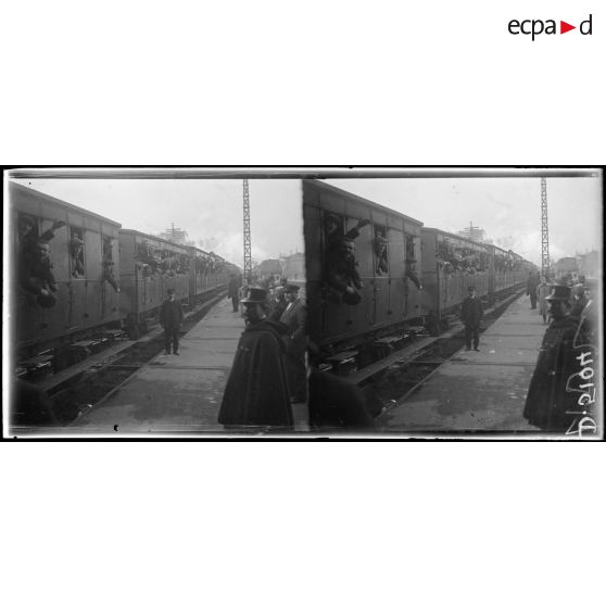 Paris, gare Montparnasse. Départ de la classe 19, un train de conscrit. [légende d'origine]