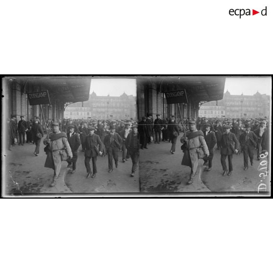 [Paris, gare Montparnasse. Départ de la classe 19.]