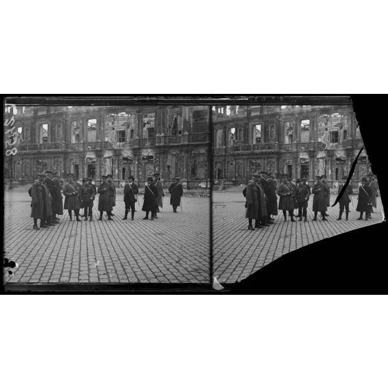 Reims, la mission canadienne devant l'hôtel de ville. [légende d'origine]