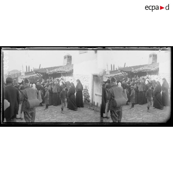 Salonique. La queue pour le pain. [légende d'origine]