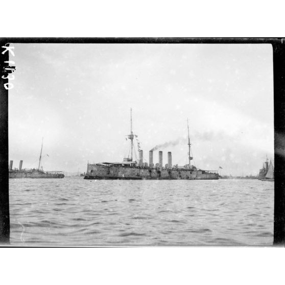 Le grand croiseur Europa, vaisseau amiral anglais. [légende d'origine]