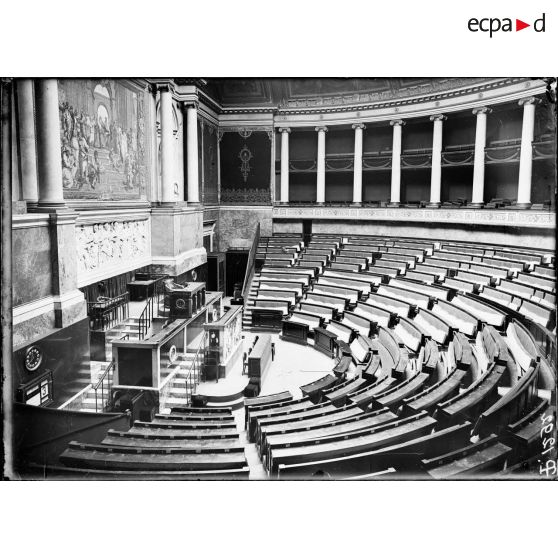 Paris. Chambre des députés. La salle des séances. [légende d'origine]