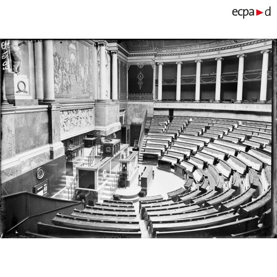 Paris. Chambre des députés. La salle des séances. [légende d'origine]