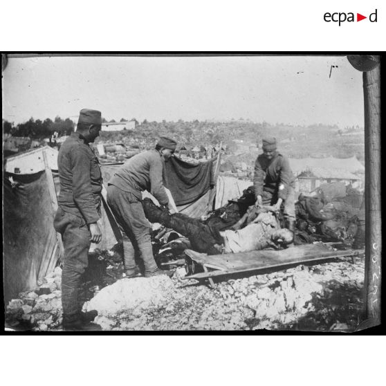 Corfou. Après la retraite. L'enlèvement des cadavres dans les rues. [légende d'origine]