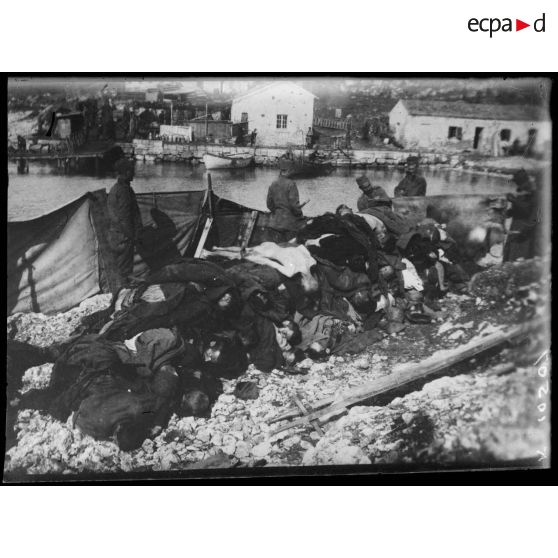 Corfou. Après la retraite. Squelettes de Serbes qui vont être jetés à la mer. [légende d'origine]