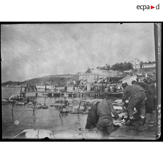[Corfou. Après la retraite. Cadavres de Serbes qui vont être jetés à la mer.]