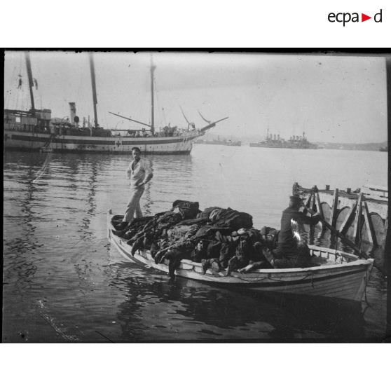 Corfou. Après la retraite. Les cadavres sont emportés sur des canots. [légende d'origine]