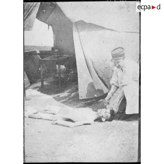 Corfou. Après la retraite. Docteur examinant un cadavre. [légende d'origine]