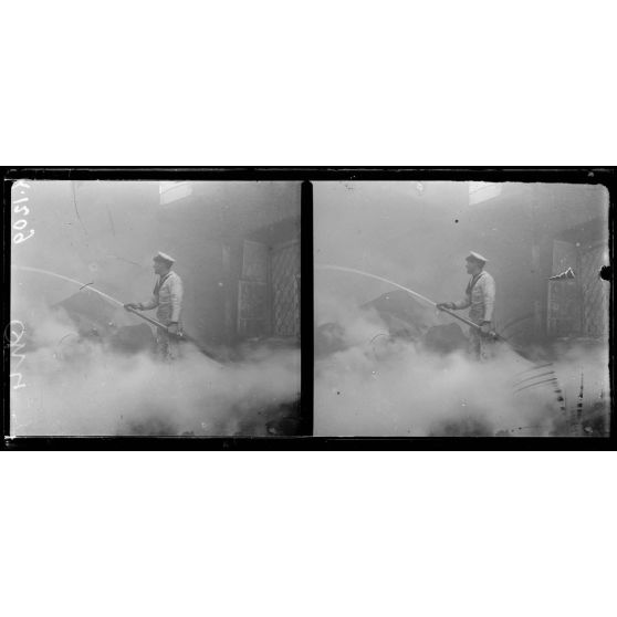 Salonique. Incendie des immeubles de la Banque, allumé par les bombes des Zeppelins (laine, soiries, drap, tabac, opium, etc). [légende d'origine]