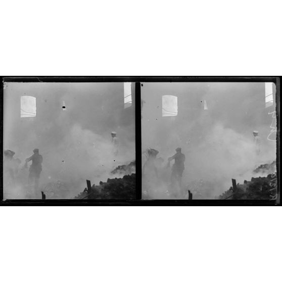 Salonique. Incendie des immeubles de la Banque allumé par les bombes des Zeppelins. [légende d'origine]