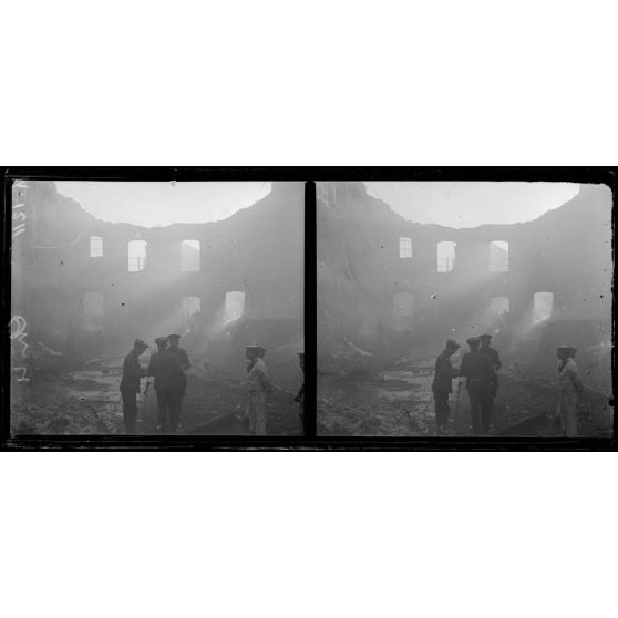 Salonique. Incendie des immeubles de la Banque allumé par les bombes des Zeppelins. [légende d'origine]