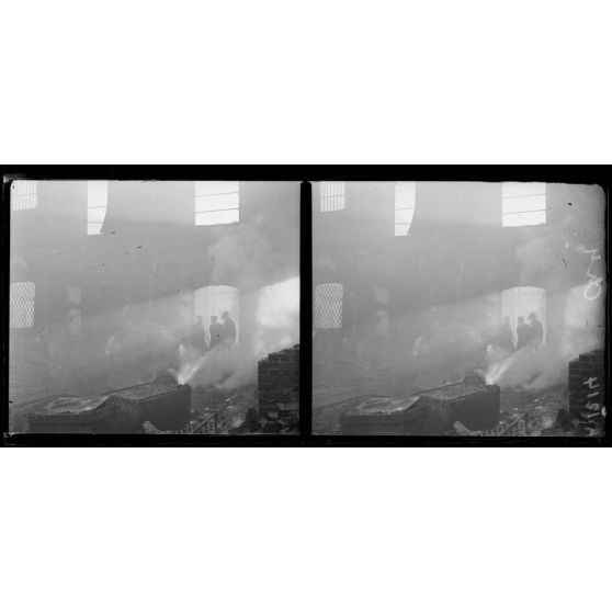 Salonique. Incendie des immeubles de la Banque allumé par les bombes des zeppelins. [légende d'origine]