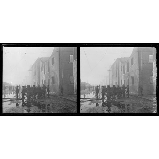 Salonique. Incendie des immeubles de la Banque allumé par les bombes des zeppelins. [légende d'origine]