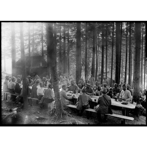 Près de Grimaucourt et près de Sampigny (Meuse). Bois de Girouet. "Mitrail Ville". Heure de la soupe. [légende d'origine]