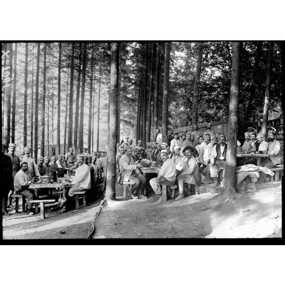 Près de Grimaucourt et près de Sampigny (Meuse). Bois de Girouet. "Mitrail Ville". Heure de la soupe. [légende d'origine]