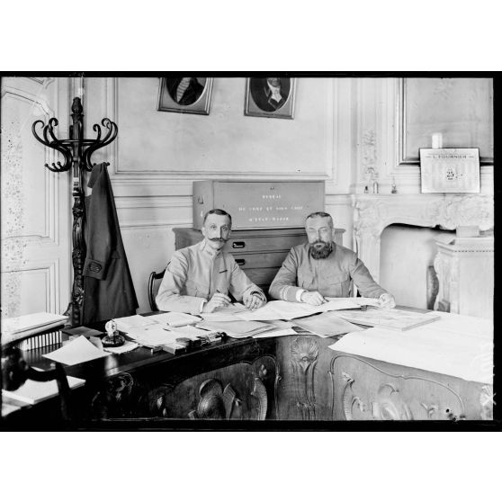 Le colonel Serat d'Alineras, chef d'état-major de la 1re armée, et le lieutenant-colonel Belhagire, sous-chef d'état-major). [légende d'origine]