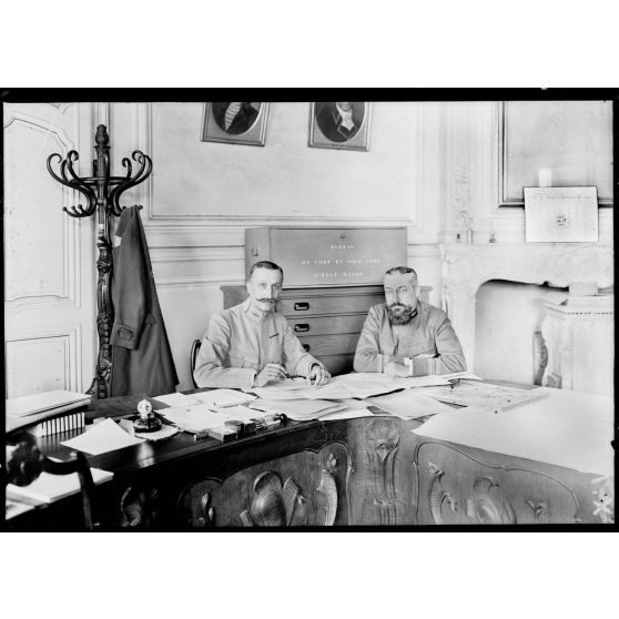 Le colonel Serat d'Alineras, chef d'état-major de la 1re armée, et le lieutenant-colonel Belhagire, sous-chef d'état-major). [légende d'origine]