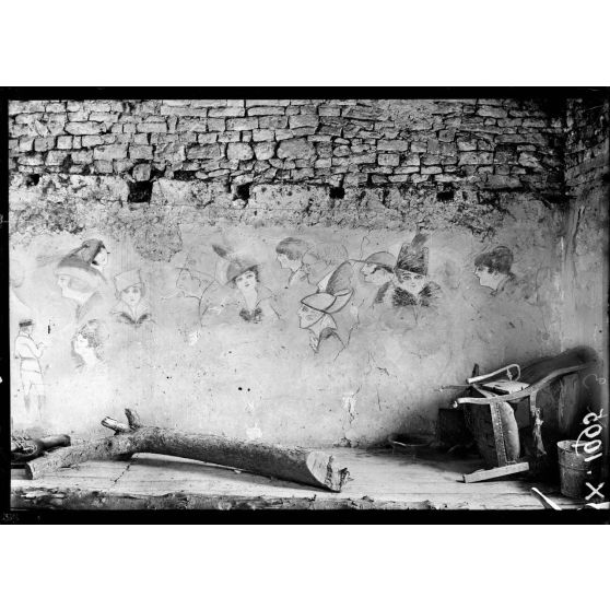 Beaumont (Meurthe-et-Moselle). Vue intérieure de l'observatoire d'armée. Dessins sur le mur. [légende d'origine]