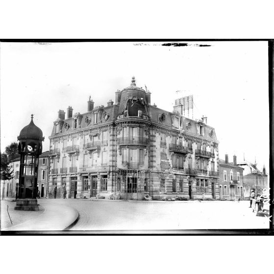 Pont-à-Mousson (Meurthe-et-Moselle). La Caisse d'épargne après le dernier bombardement. [légende d'origine]