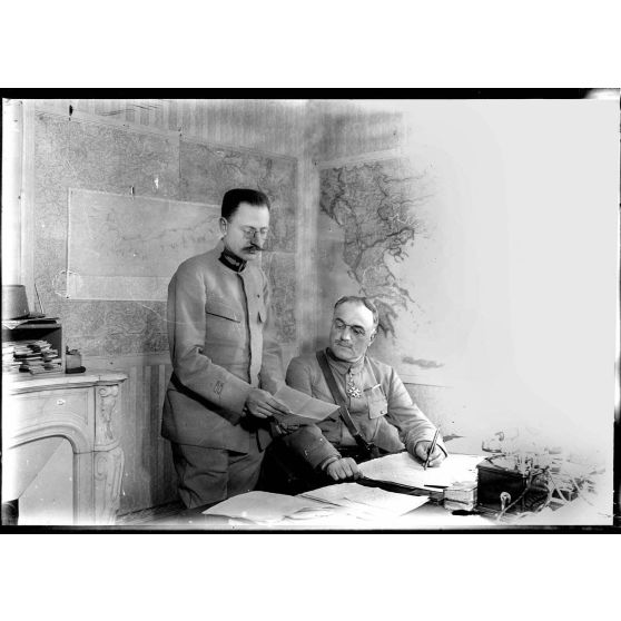 Toul (Meurthe-et-Moselle). Le général Targe et un officier d'ordonnance le lieutenant de Morlincourt. [légende d'origine]