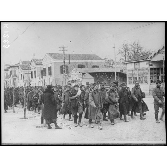 Salonique. Les serbes nouvellement débarqués ou recueillis aux portes de Salonique se rendent à leur consulat. [légende d'origine]