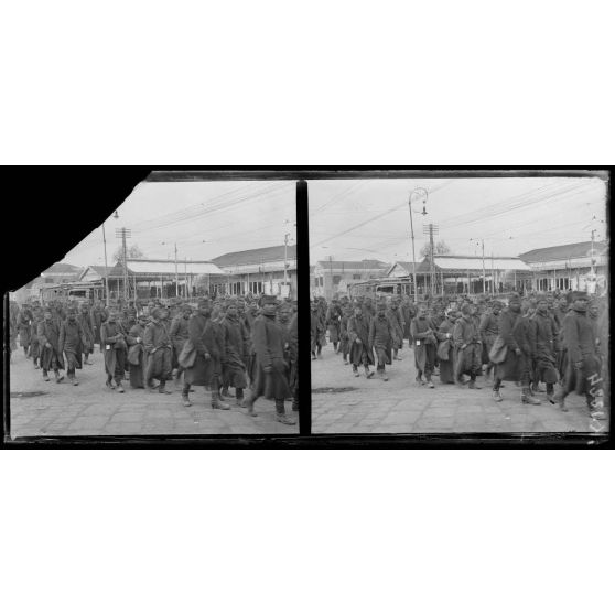 Salonique. Les serbes devant le consulat. [légende d'origine]