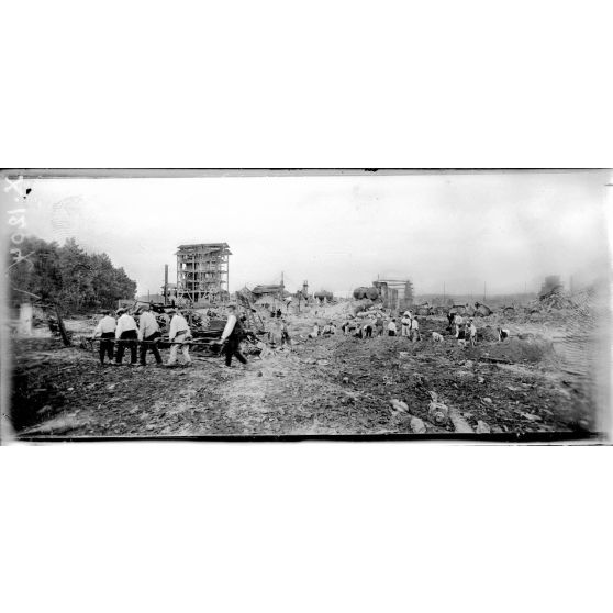 Explosion de la poudrière près de Biarritz (Pyrénées-Atlantiques). On déblaie les décombres. [légende d'origine]