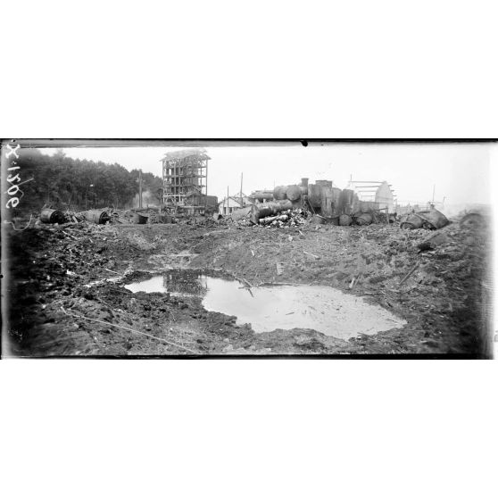 Explosion de la poudrière près de Biarritz (Pyrénées-Atlantiques). On déblaie les décombres. [légende d'origine]