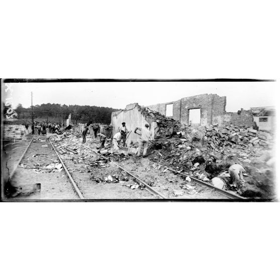 Explosion de la poudrière près de Biarritz (Pyrénées-Atlantiques). On déblaie les décombres. [légende d'origine]