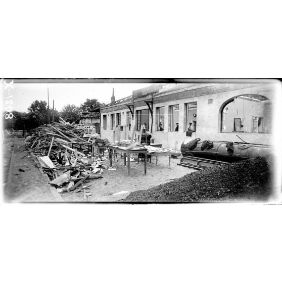 Explosion de la poudrière près de Biarritz (Pyrénées-Atlantiques). On déblaie les décombres. [légende d'origine]