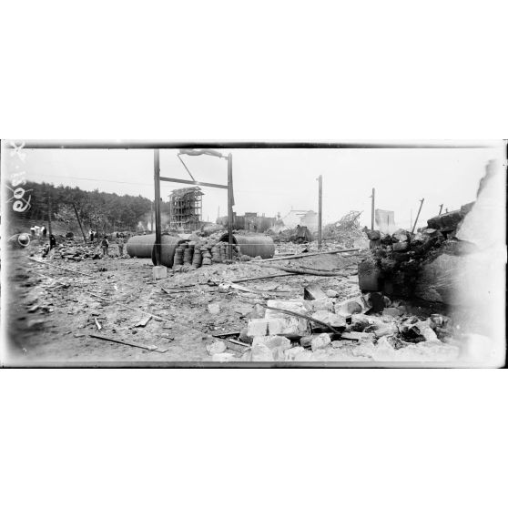 Explosion de la poudrière près de Biarritz (Pyrénées-Atlantiques). On déblaie les décombres. [légende d'origine]