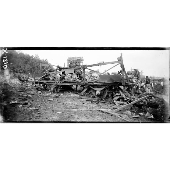 Explosion de la poudrière près de Biarritz (Pyrénées-Atlantiques). On déblaie les décombres. [légende d'origine]