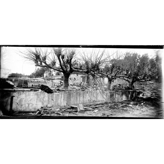 Explosion de la poudrière près de Biarritz (Pyrénées-Atlantiques). On déblaie les décombres. [légende d'origine]