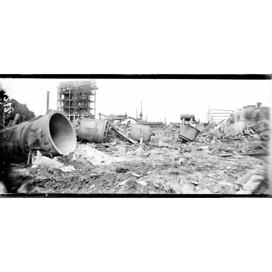 Explosion de la poudrière près de Biarritz (Pyrénées-Atlantiques). On déblaie les décombres. [légende d'origine]