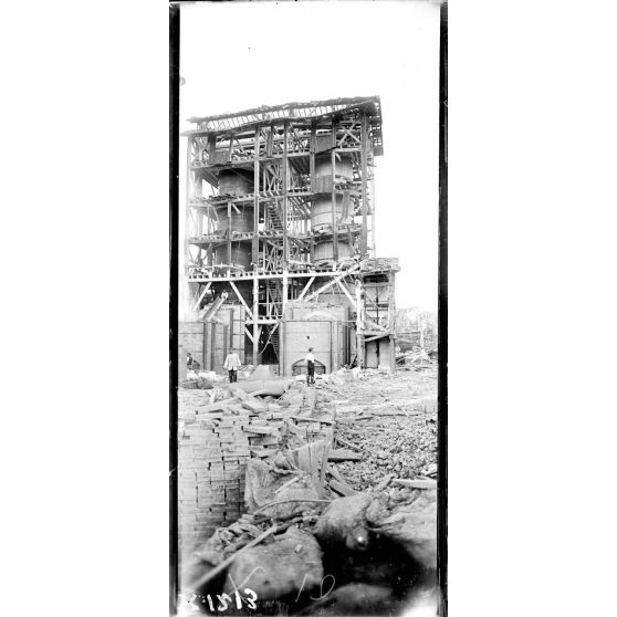 Explosion de la poudrière près de Biarritz (Pyrénées-Atlantiques). On déblaie les décombres. [légende d'origine]