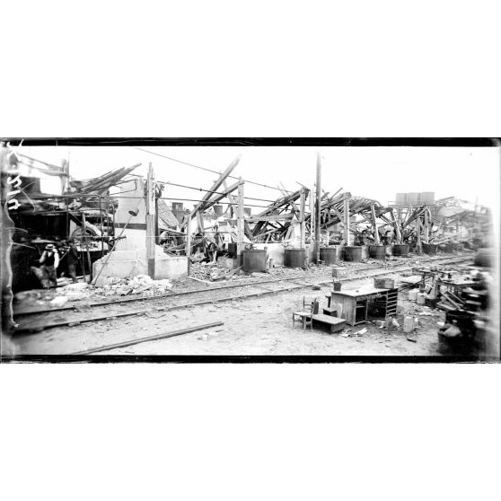 Explosion de la poudrière près de Biarritz (Pyrénées-Atlantiques). On déblaie les décombres. [légende d'origine]