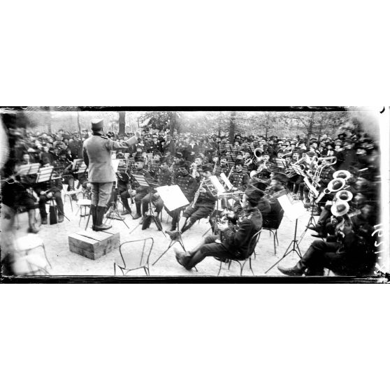 Paris. Palais-Royal. Concert par la musique royale serbe. [légende d'origine]